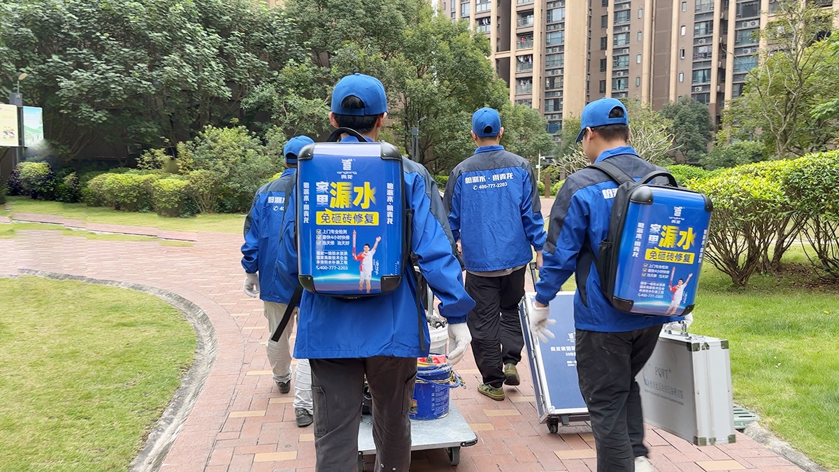 兩個兒子齊上陣，操總的防水補漏生意為何越做越旺？